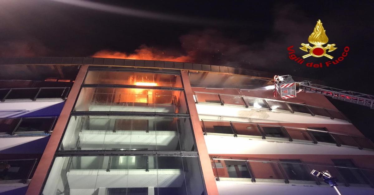 Incendio a Milano in Via Palmi: Intossicazione e Ricovero d