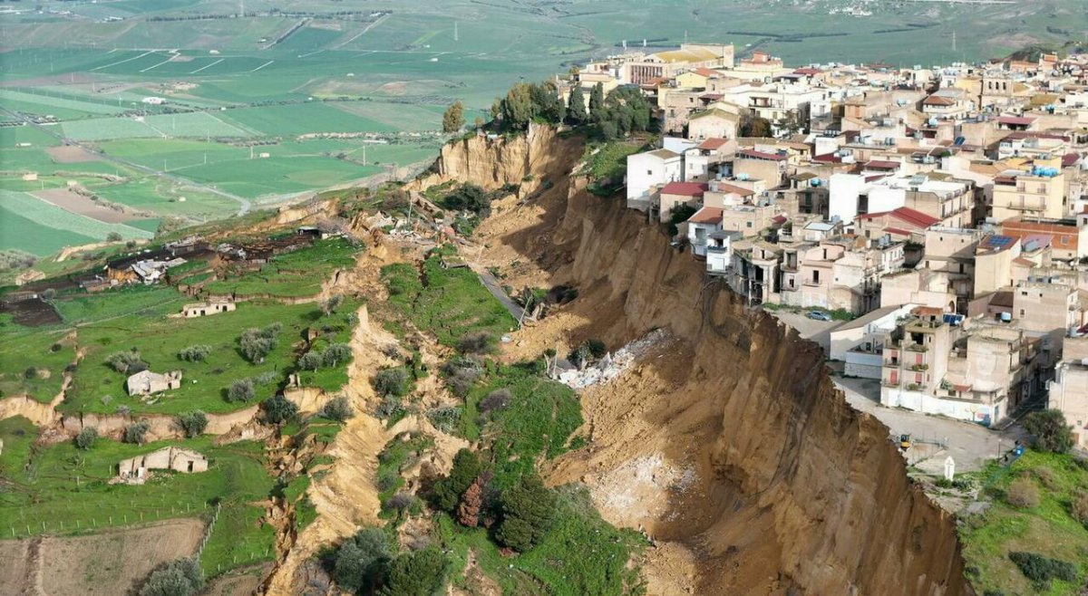 Niscemi e la frana a scorrimento: cause geologiche, rischi e legame con il clima estremo