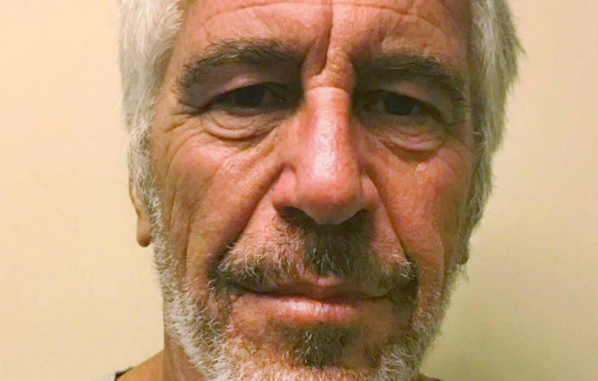 Nuove immagini del caso Epstein con Trump, Clinton, Bannon e Gates diffuse dalla Camera Nuove immagini del caso Epstein con Trump, Clinton, Bannon e Gates diffuse dalla Camera