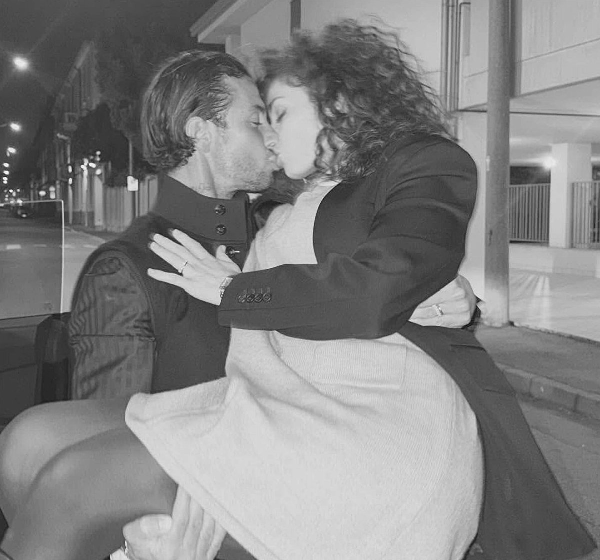 Raffaella Fico e Armando Izzo in lutto per la perdita del bambino a cinque mesi Raffaella Fico e Armando Izzo in lutto per la perdita del bambino a cinque mesi