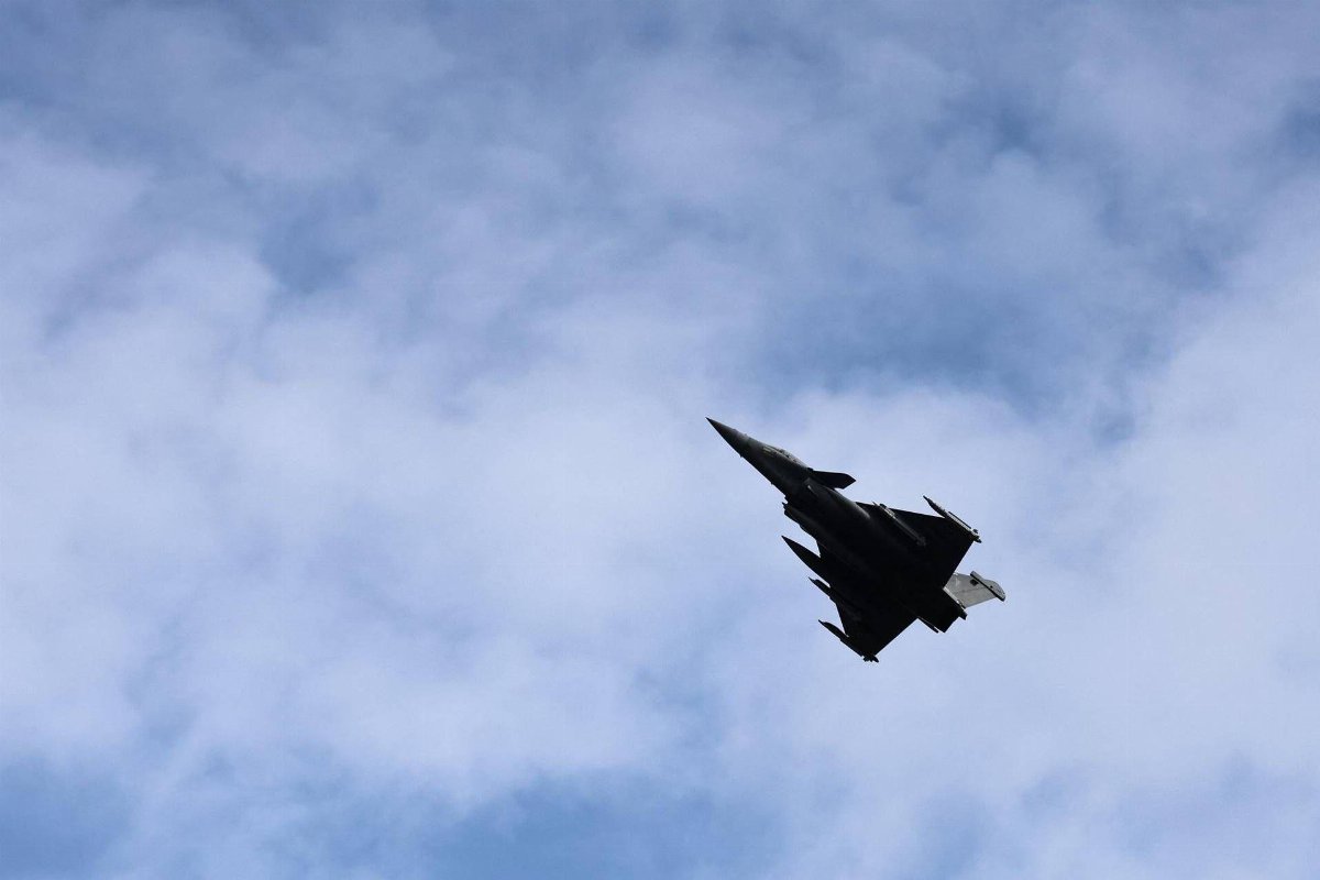 Ucraina, attacchi russi al confine: la Polonia alza i caccia, l