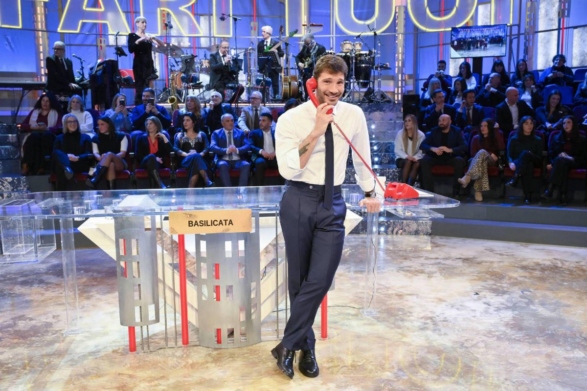Stefano De Martino torna stasera con Affari Tuoi: novità nel regolamento e sfida in prime time