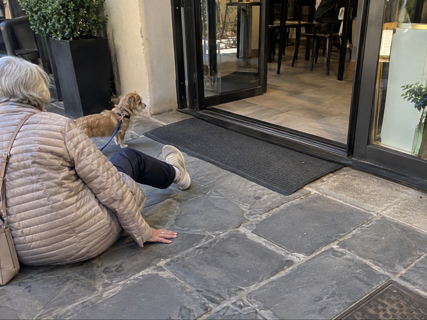 Misano Adriatico, cade davanti al bar ma perde in appello: dovrà pagare 12mila euro