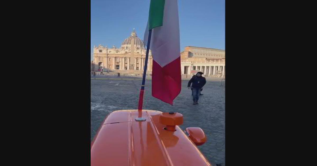 Protesta agricoltori dal Papa, un trattore e una mucca a San Pietro - Video