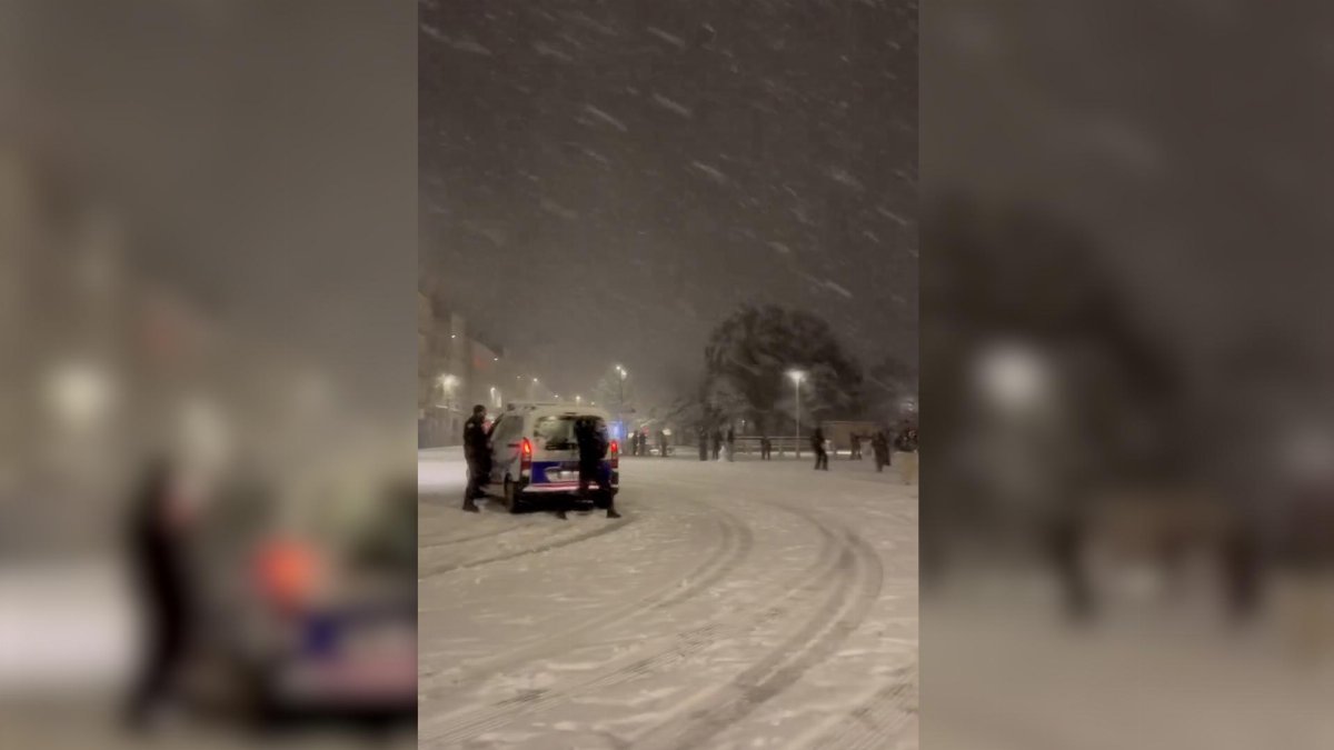 Polizia francese protagonista di una battaglia di neve con i cittadini a La Rochelle