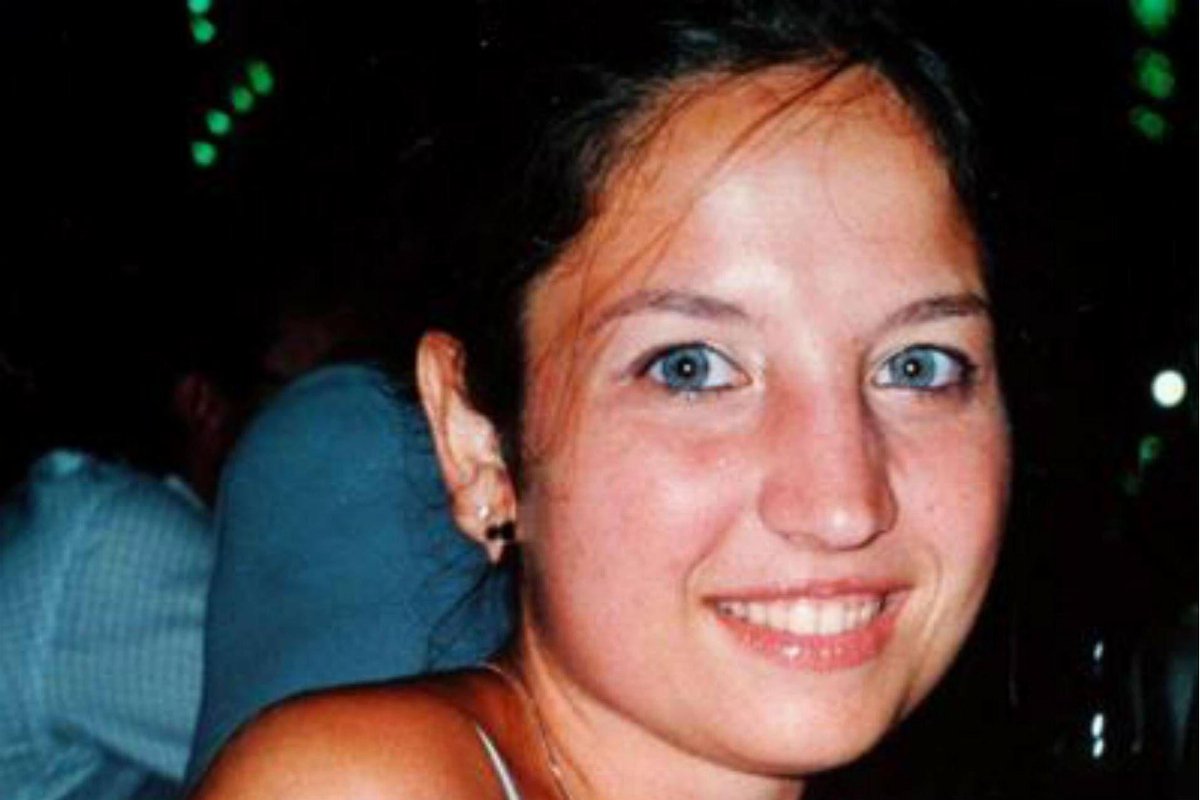 Garlasco, nuove analisi su impronte e Dna: depositate le perizie nella villetta di via Pascoli Garlasco, nuove analisi su impronte e Dna: depositate le perizie nella villetta di via Pascoli