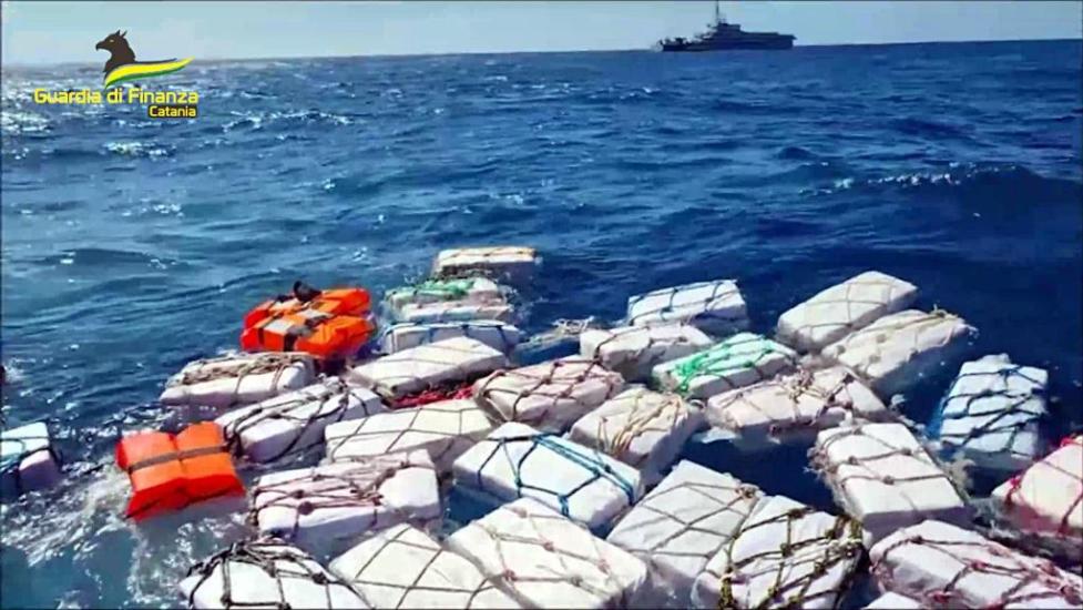 Sequestrate due tonnellate di cocaina in mare aperto al largo della costa siciliana