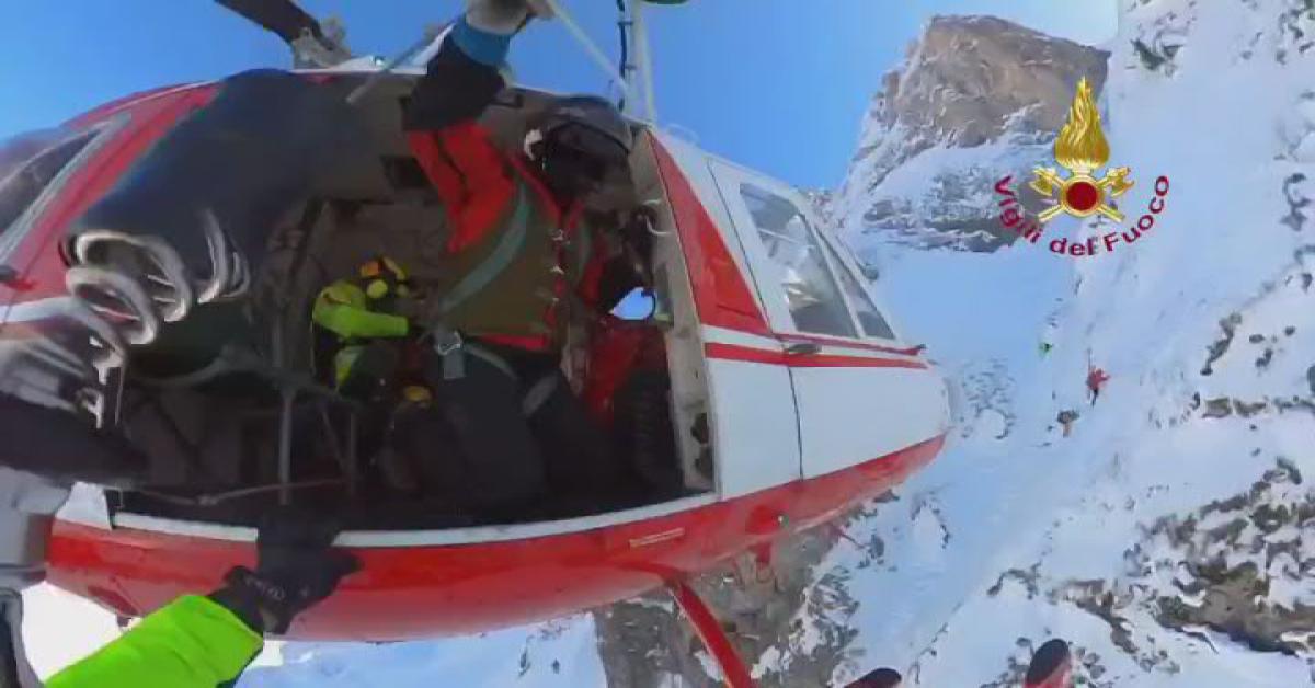 Alpinisti intrappolati, il salvataggio con elicottero a 2300 metri - Video