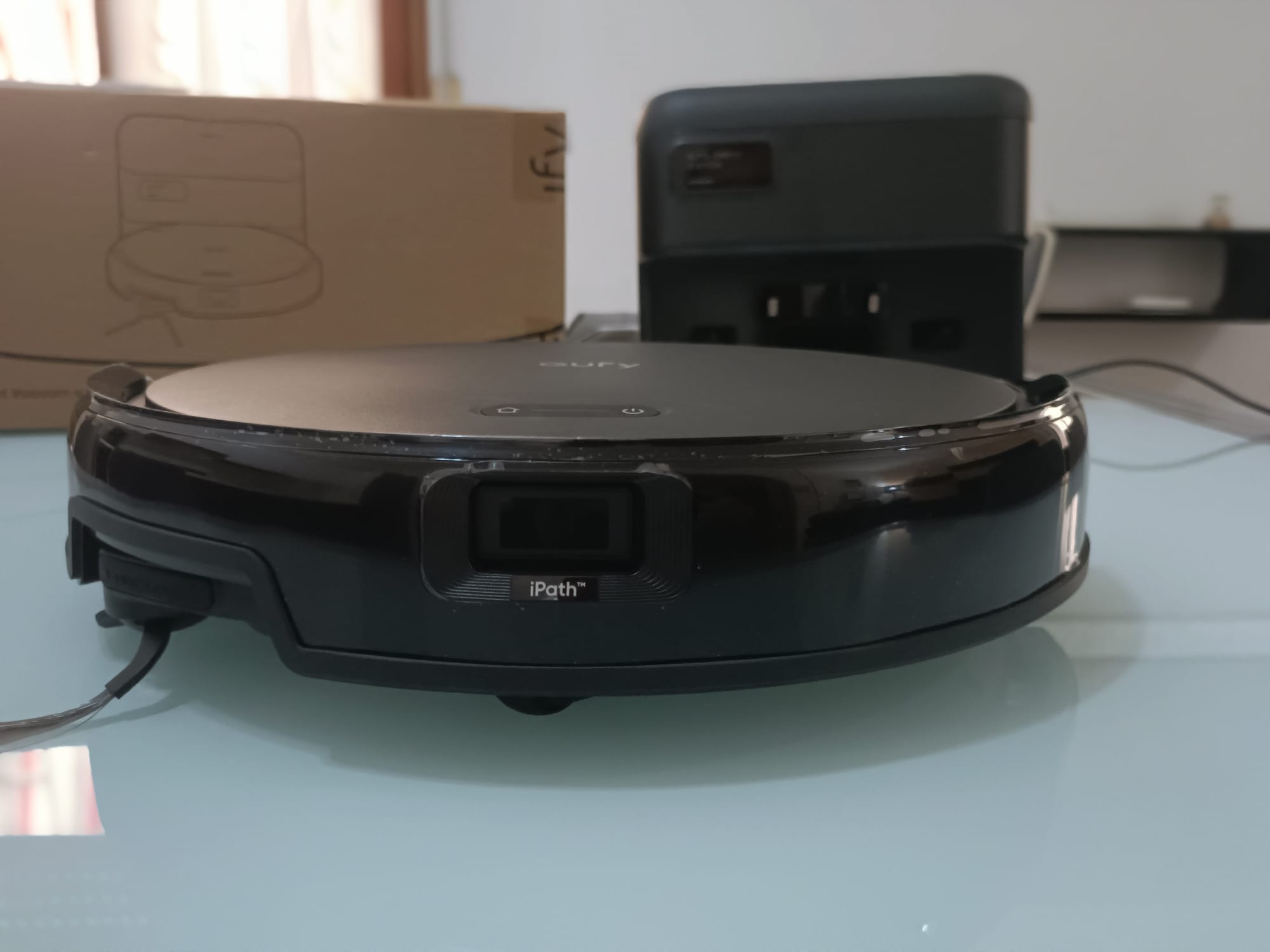 Recensione Eufy C10: il robot aspirapolvere ultra compatto ed economico