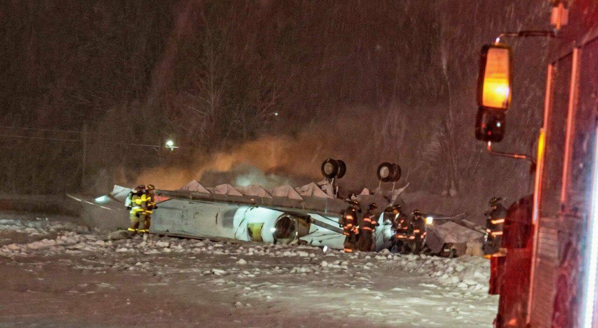 Jet privato si rovescia al decollo a Bangor e prende fuoco: sei vittime, mistero sull