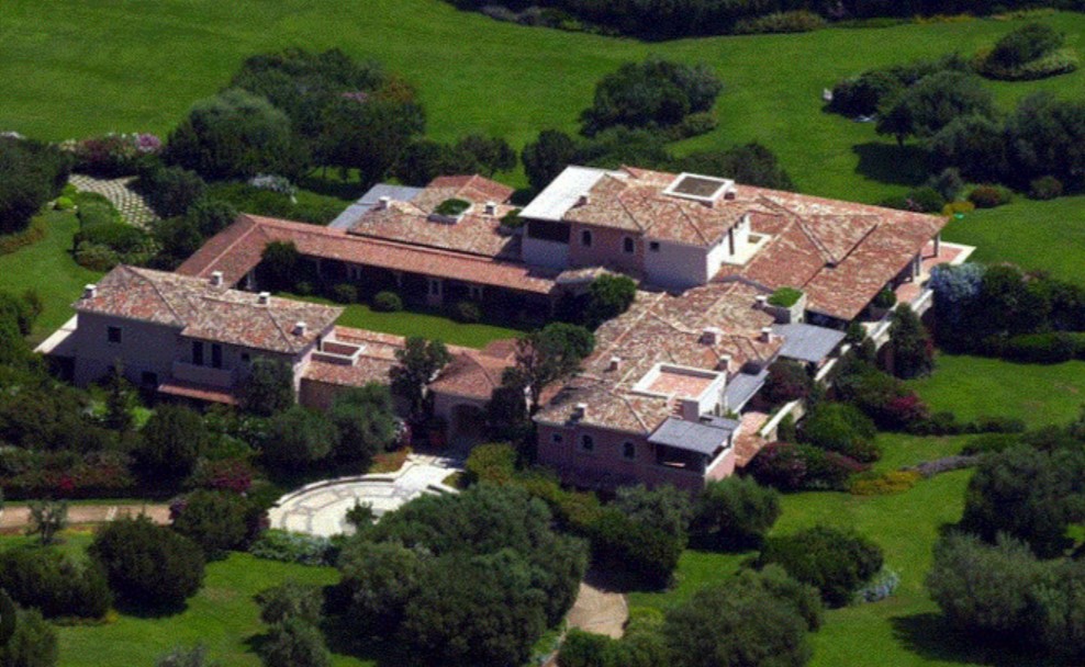 Berlusconi Villa Certosa in vendita, la residenza di Berlusconi vale quasi 500 milioni di euro