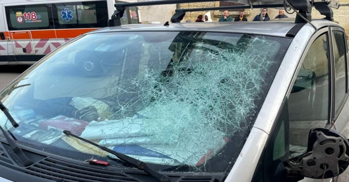 Pensionato accoltella elettricista e distrugge auto a Lecce: disaccordo su manutenzione videosorveglianza