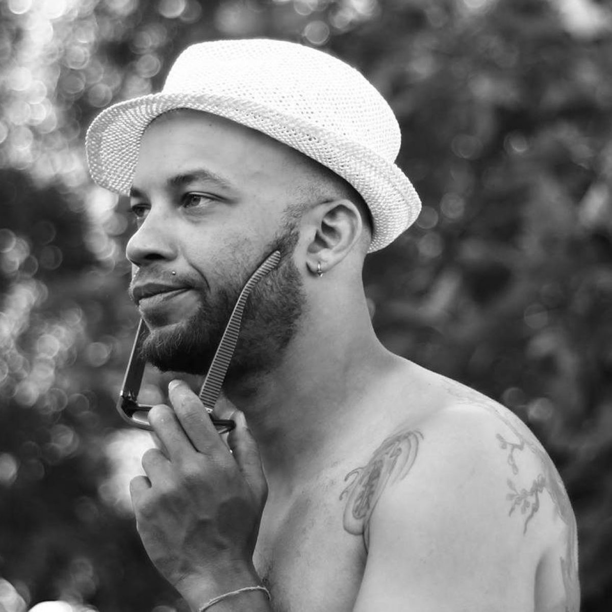 Patrice Tiekone esce di strada e si schianta contro distributore di benzina