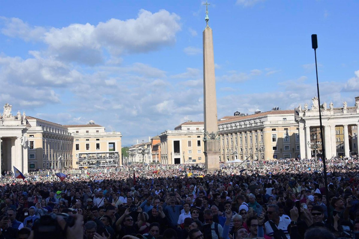 Papa Leone XIV guida il suo primo Regina Coeli: attesi 150mila fedeli a San Pietro