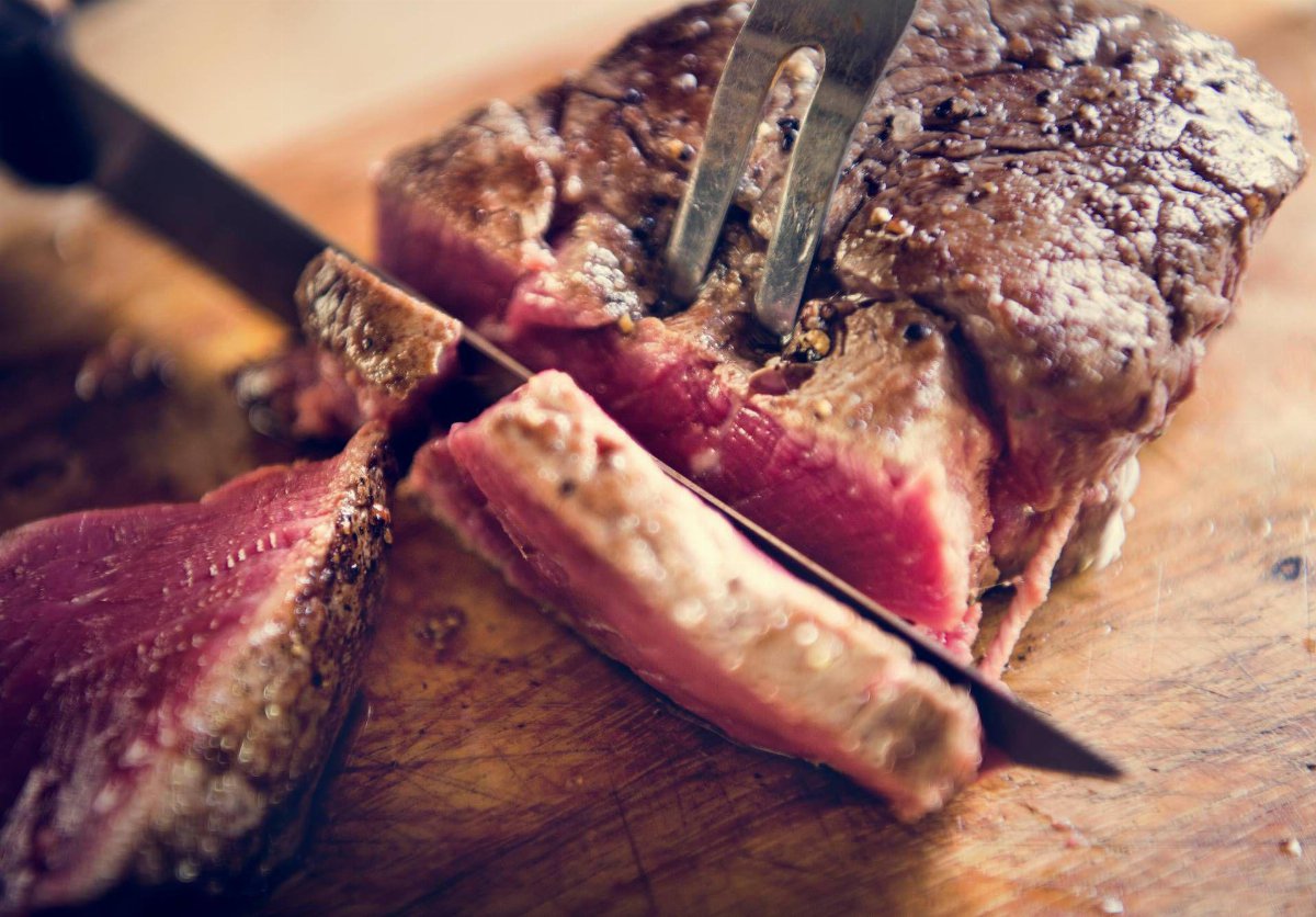 Dieta: Kennedy Jr ribalta la piramide alimentare tra carne rossa e latte intero