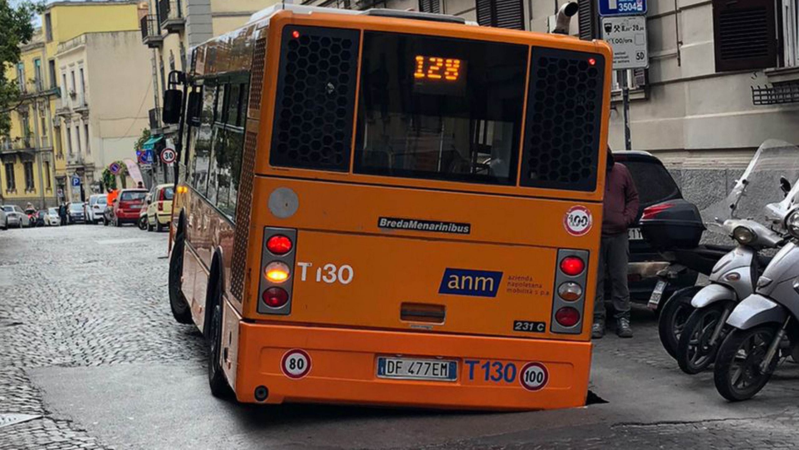 A Napoli autobus in voragine : Paura passeggeri