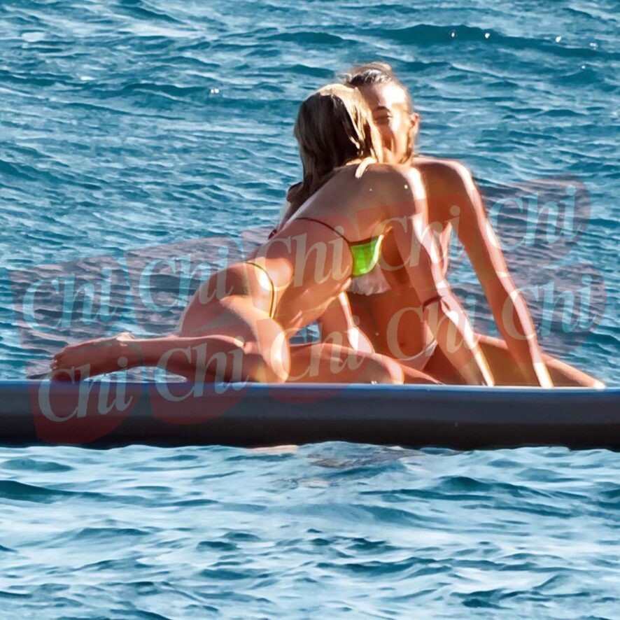Elodie Elodie e Franceska Nuredini in Costiera, vacanza tra paddle surf e acrobazie
