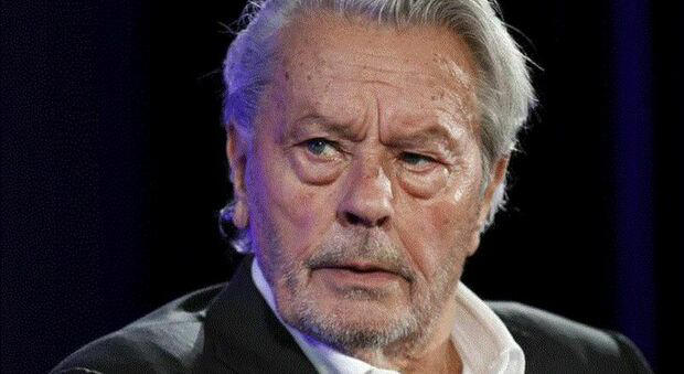 Alain Delon: Allontanati i figli dalla gestione delle cure mediche