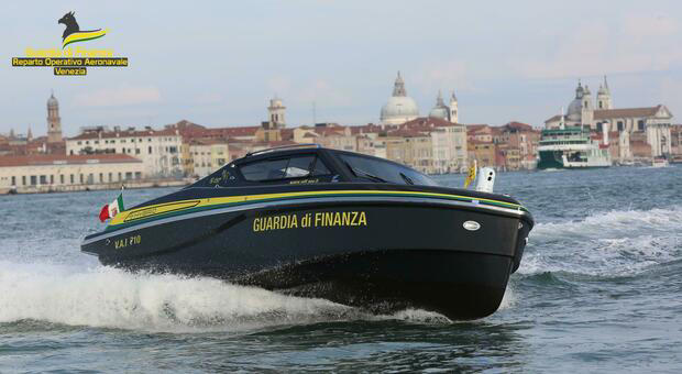 Cade in Canal Grande : panico in acqua a Venezia