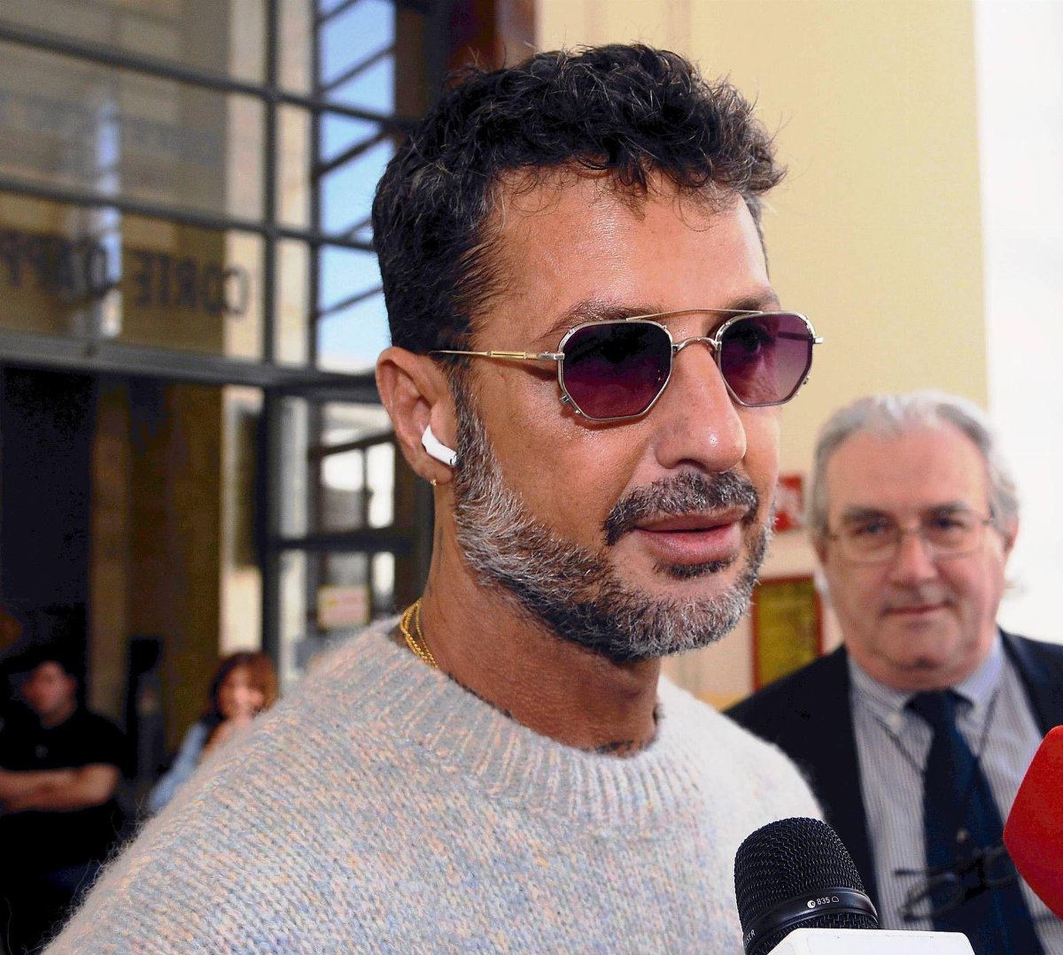 Indagine per revenge porn: Fabrizio Corona convocato dopo la querela di Signorini sulle chat diffuse