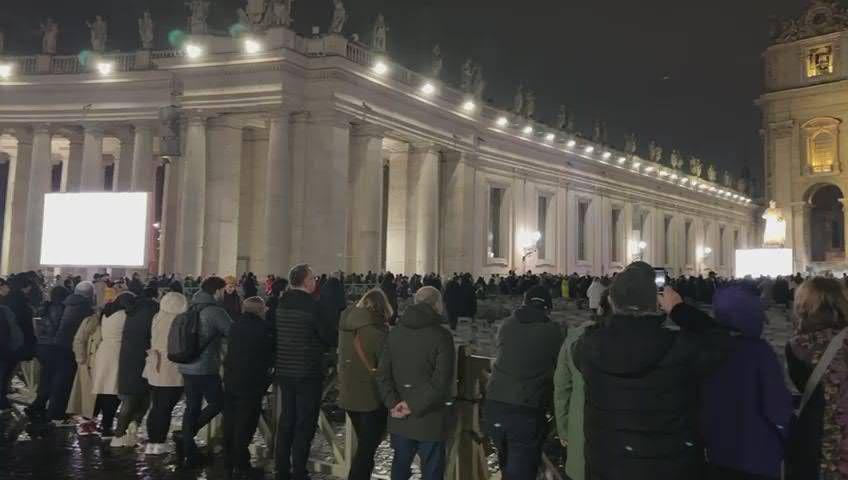 Papa Francesco: fedeli in preghiera a San Pietro per la sua salute