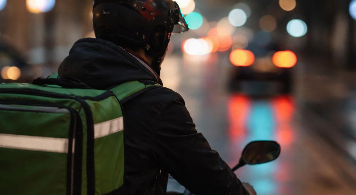 Rider 18enne investito durante una consegna: caccia all