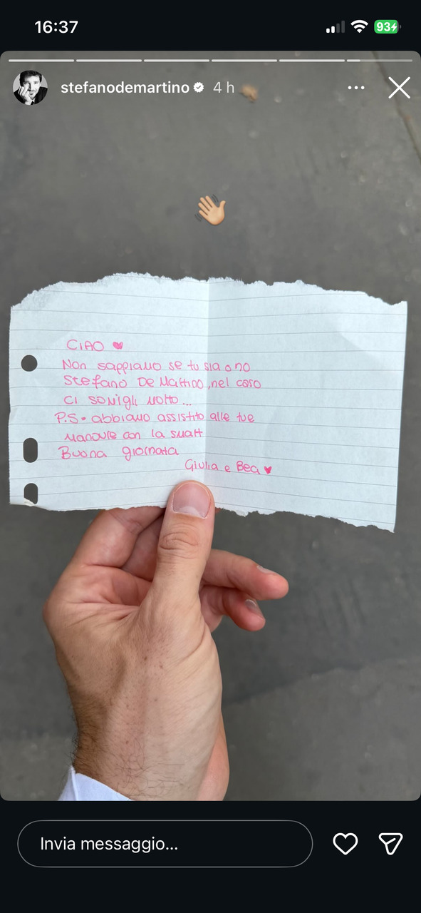 Stefano De Martino trova un biglietto sull