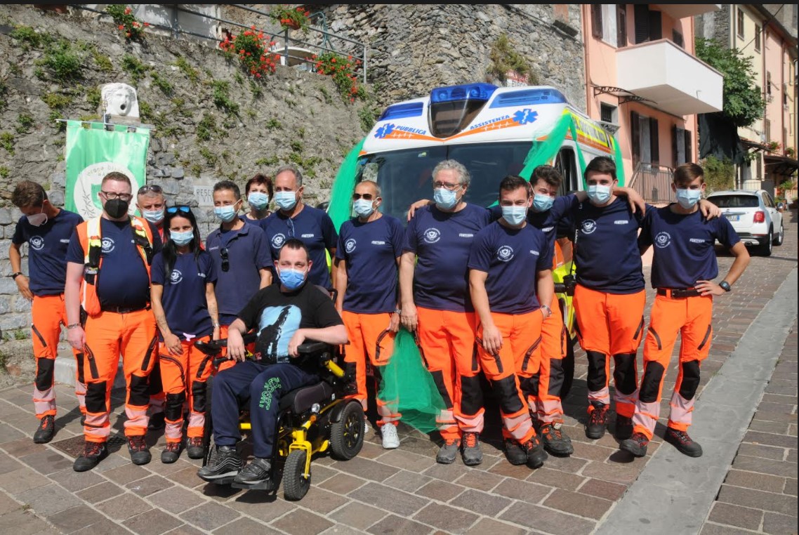 In piazza della Chiesa di Resceto. Cerimonia dei volontari Croce Bianca