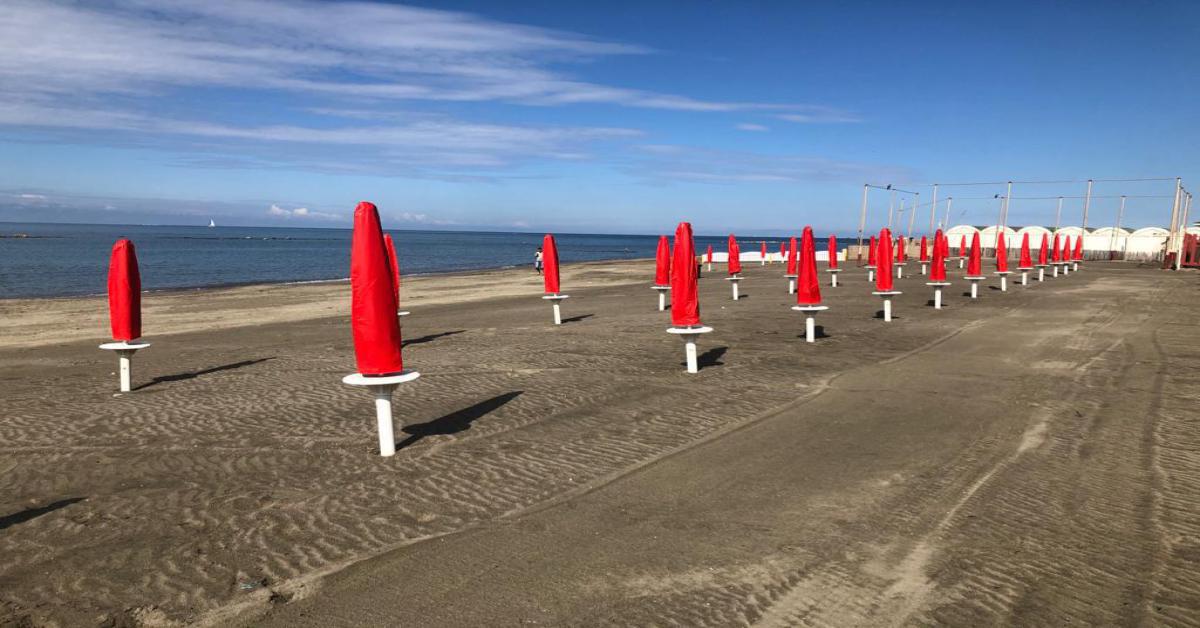 Ostia - polemiche per chioschi impacchettati e lidi storici chiusi