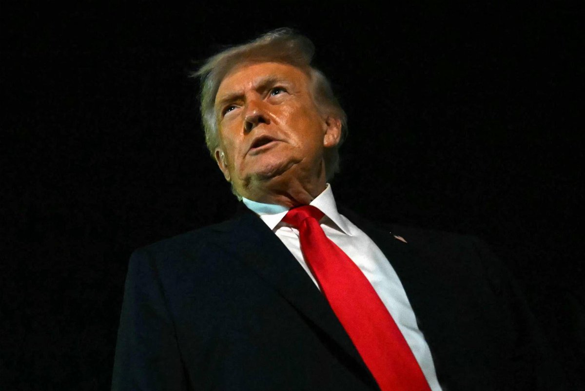 Air Force One costretto a rientrare: ritardo per il viaggio di Trump a Davos