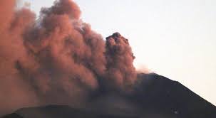Eruzione Etna : alta nube di cenere