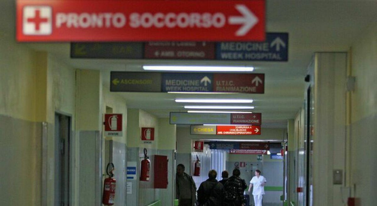 Castel Volturno, accoltella l