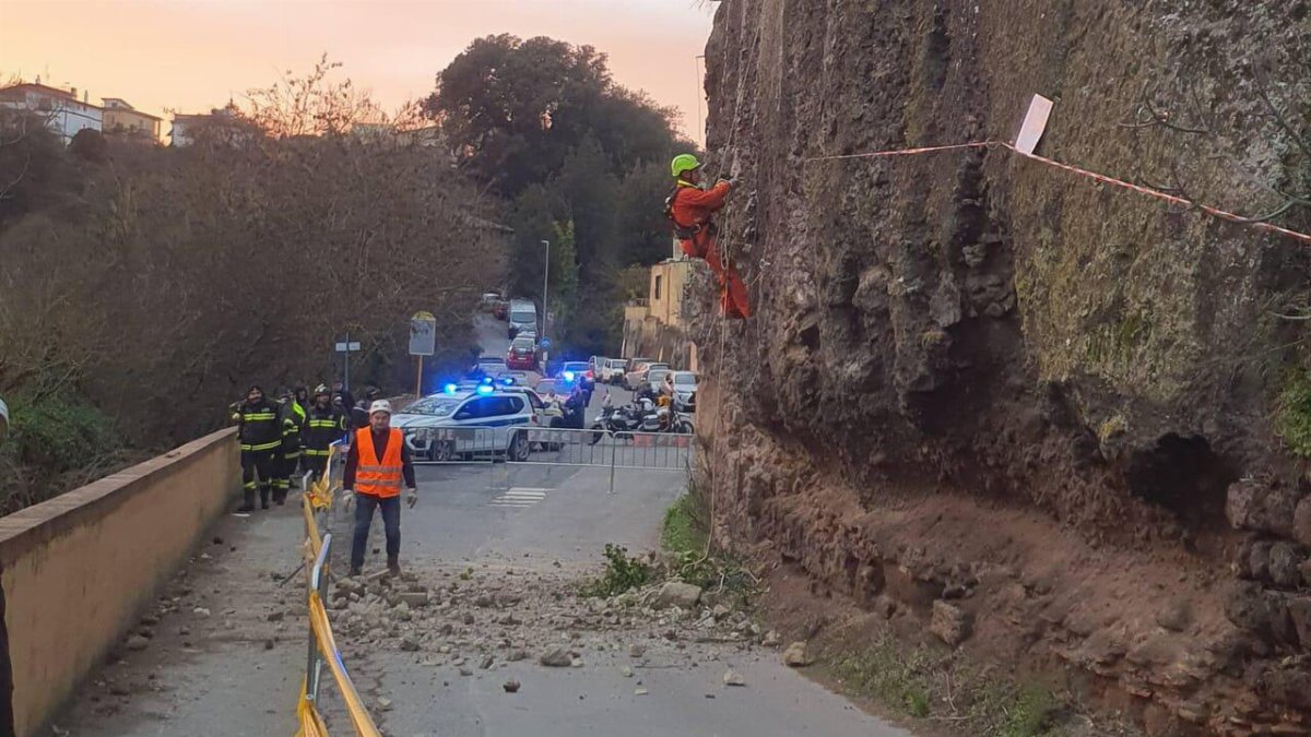 Smottamento a Isola Farnese: borgo isolato e strada chiusa
