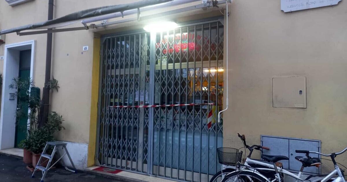 Aggressione a Ravenna, donna gravemente ferita in negozio di piazza Baracca: arrestato il titolare