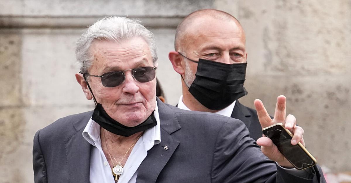 Arsenale illegale scoperto a casa di Alain Delon: 72 armi e 3.000 munizioni sequestrate