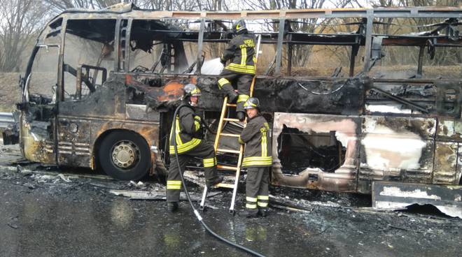 Autista salva passeggeri in A24 : bus carico di persone va in fiamme