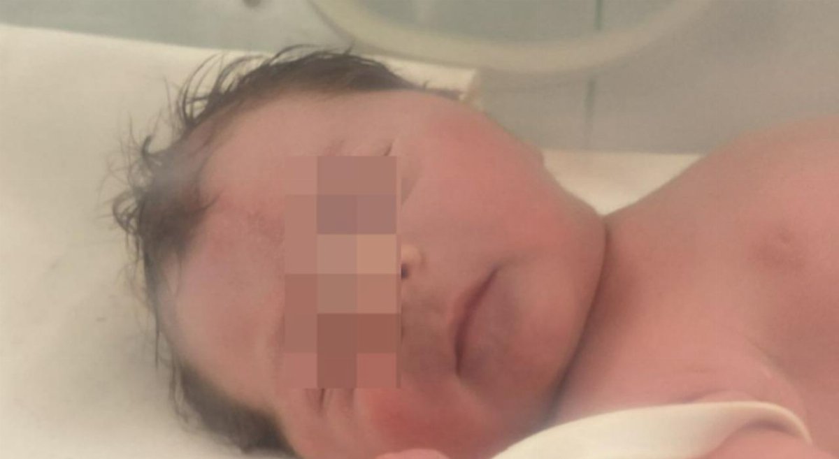 Bimba nasce in casa a Napoli grazie all