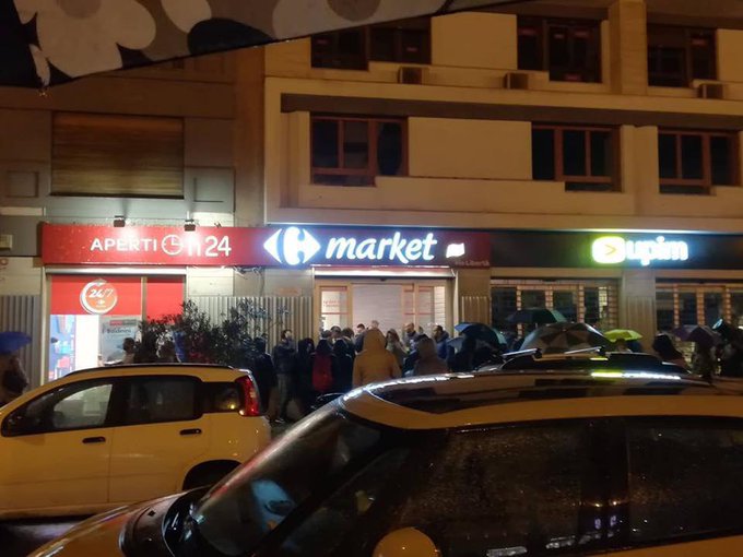 Assalto ai supermercati a Roma, Napoli, Palermo : Nei carrelli provviste da panico