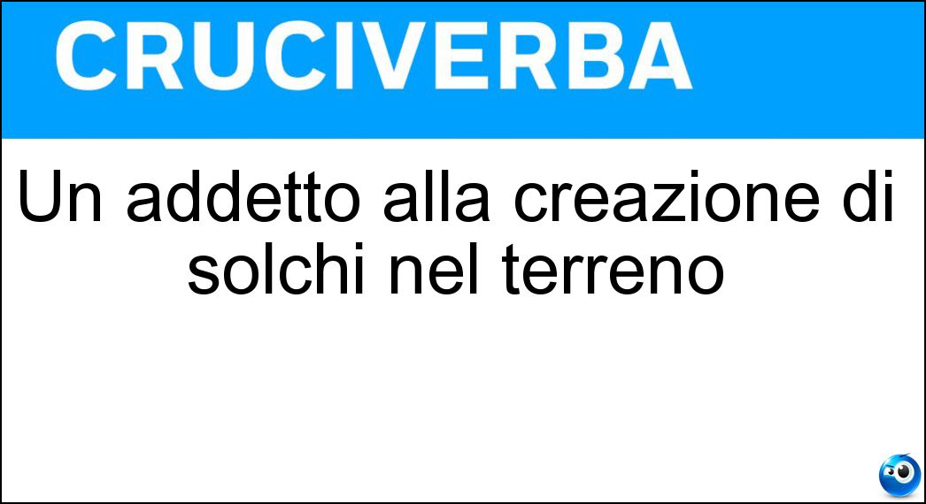 Un addetto alla creazione di solchi nel terreno